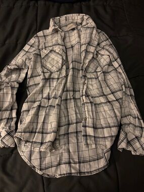 Universal thread white and black flannel